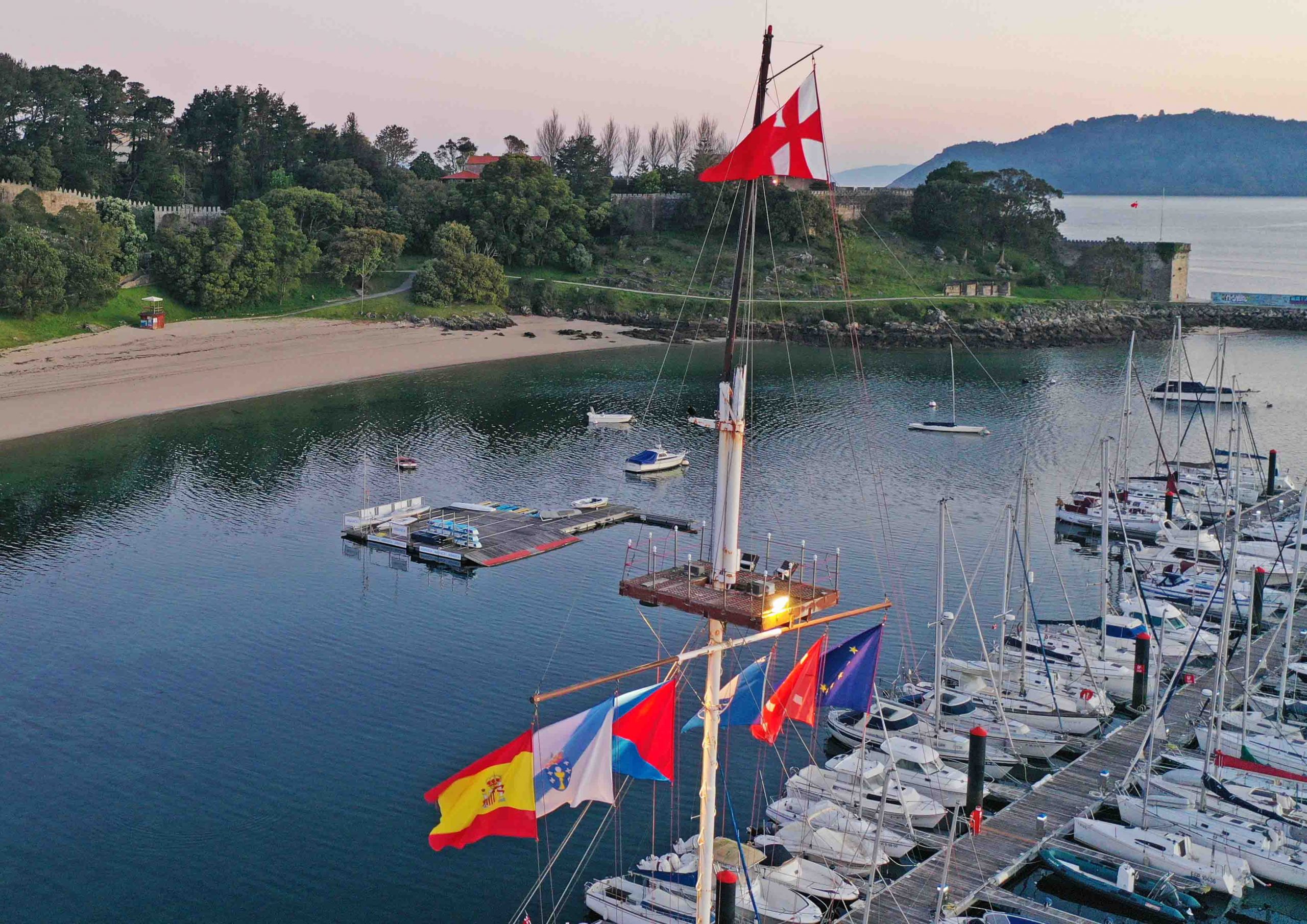 El Monte Real recibe un reconocimiento de la ADEAC por sus 36 años con bandera azul